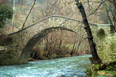 Il ponte visto dalla riva sinistra