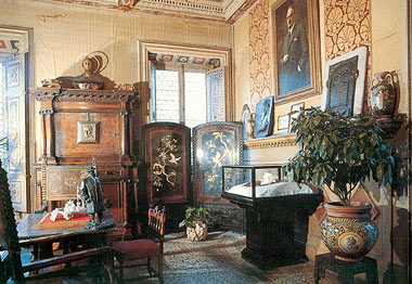 Viareggio, Torre del Lago, sala con teca con maschera mortuaria