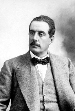 Viareggio, Torre del Lago, Giacomo Puccini ripreso in studio dal Cavalier G. Magrini, suo fotografo personale