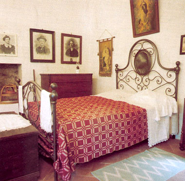Seravezza, ambienti domestici, la camera da letto