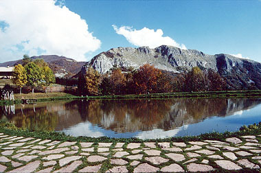 San Romano Garfagnana, la Pania di Corfino e il laghetto del Centro Visitatori