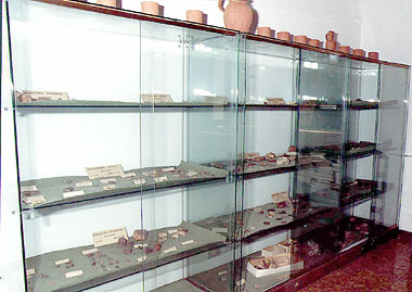 Porcari, vetrine con reperti di età preistorica