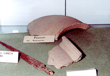 Porcari, frammenti di olle e punta di lancia in ferro