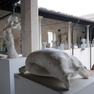 Pietrasanta, bozzetti esposti nel chiostro di S. Agostino