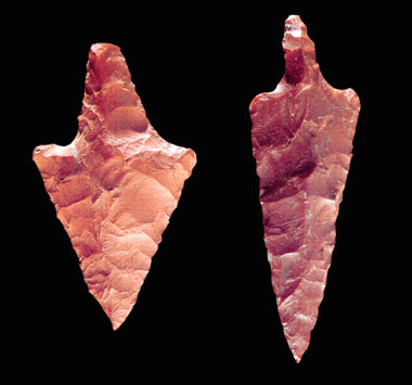 Pietrasanta, punte di freccia in diaspro rosso (età eneolitica), dalla Buca delle Fate di Cardoso