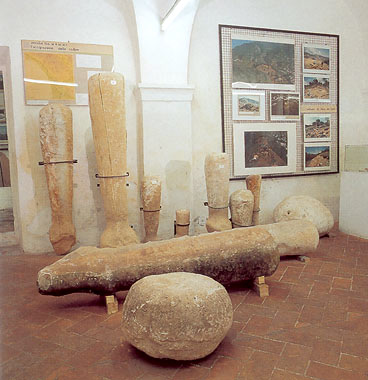 Pietrasanta, cippi a clava, cippo emisferico e base di cippo in marmo da necropoli versiliesi, VI-III sec. a.C.
