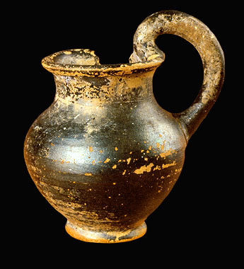 Pietrasanta, piccola brocca in ceramica a vernice nera, III sec. a.C., dalla necropoli ligure di Levigliani (Stazzema)