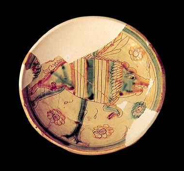 Pietrasanta, piatto in ceramica ingobbiata, con decorazione graffita a punta policroma, all´interno è raffigurato un cinghiale, sec. XV