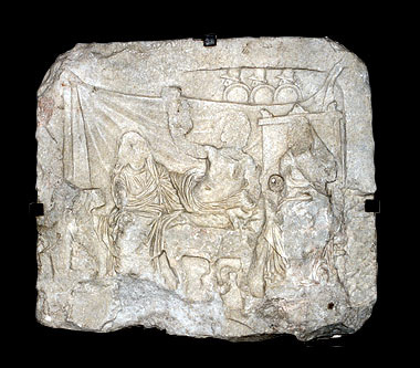 Lucca, sezione archeologica, stele funeraria ellenistica (II sec. a.C.), da Pietrasanta, Chiesa di Vallecchia