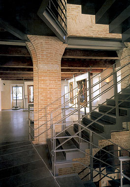 Lucca, sale del primo piano