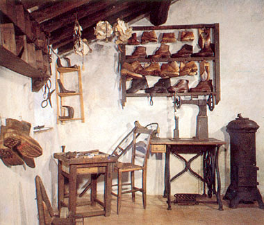 Castiglione Garfagnana, la bottega del ciabattino