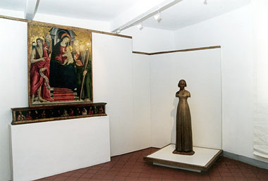 Camaiore, XV secolo, Madonna con Bambino e Santi di Vincenzo Frediani; Vergine Annunciata di Matteo Cividali