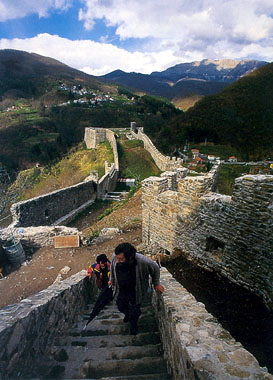 veduta del complesso fortificato dal Torrione dopo i lavori di consolidamento