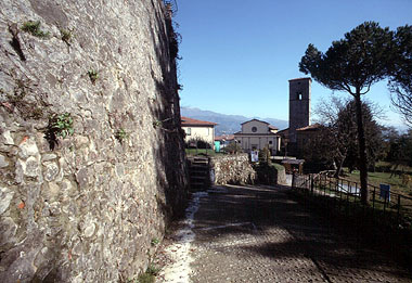 Molazzana, scorcio delle mura