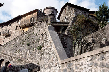 Borgo fortificato con la Torre sullo sfondo