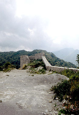 Gallicano, il camminamento delle mura