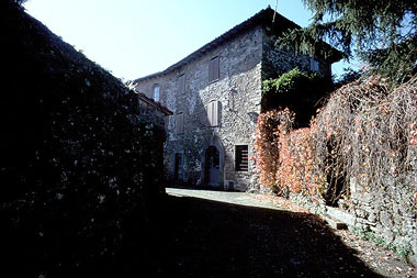 Gallicano, scorcio del paese con un tratto di mura