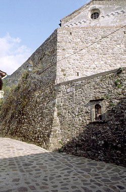Fosciandora, salita della Rocca con la chiesa romanica di S. Andrea
