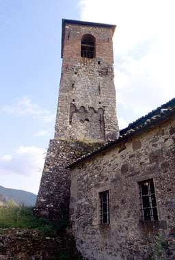 Fosciandora, il Campanile che insiste sul basamento di una torre da difesa
