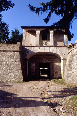 Castelnuovo Garfagnana, Porta d'ingresso alla fortezza e sovrastante corpo di guardia