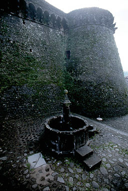 Torrione della Rocca con la fontana esterna