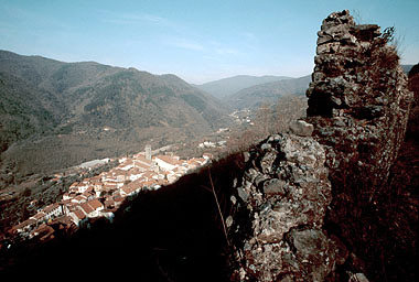 resti delle mura visti dal torrione della Rocca