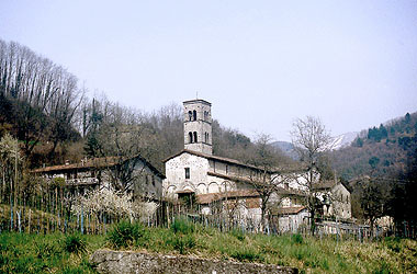 Barga, veduta della chiesa nel paese