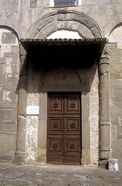 Barga, portale maggiore