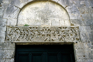 Borgo a Mozzano, architrave del portale maggiore