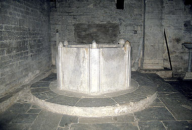 Borgo a Mozzano, fonte battesimale