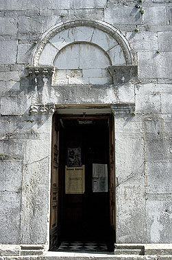 Borgo a Mozzano, portale maggiore