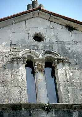 Borgo a Mozzano, particolare della facciata