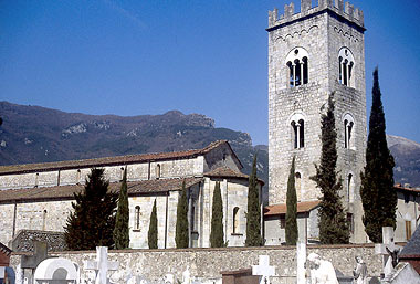 Camaiore, abside e campanile visti dal cimitero