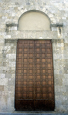 Camaiore, portale maggiore