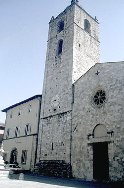Camaiore, facciata e campanile