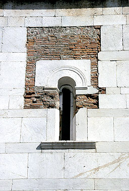 Lucca, monofora del lado sud