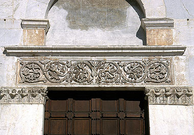 Lucca, architrave ingresso principale