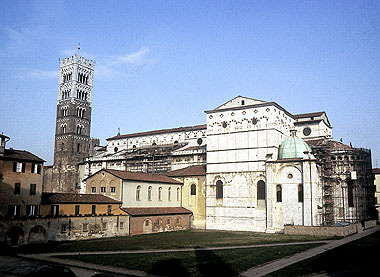 Lucca, campanile e Duomo, vista laterale