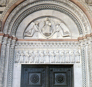 Lucca, particolare del portale del Duomo: gli Apostoli e Maria assistono all'Ascensione di Gesù