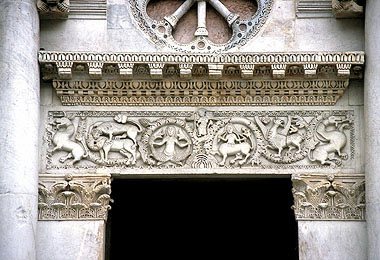 Lucca, ingresso principale, architrave