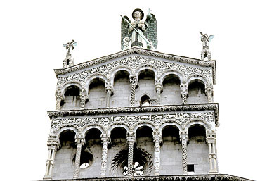 Lucca, logge superiori della facciata