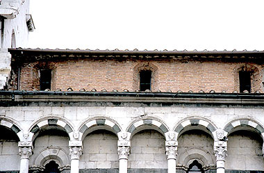 Lucca, rialzamento in laterizi della navata principale