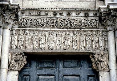 Lucca, architrave ingresso principale