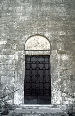 Pescaglia, portale maggiore