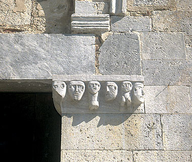 Valdicastello, Pietrasanta, particolare del portale maggiore