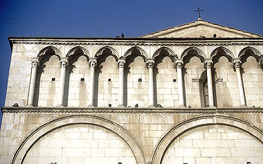 Pietrasanta, particolare della facciata