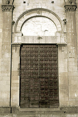 Pietrasanta, portale maggiore