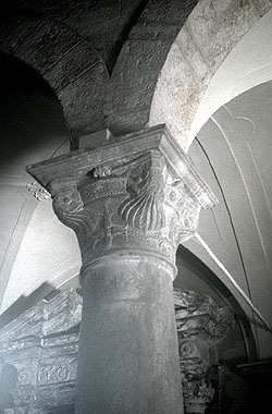 Stazzema, capitelli del colonnato interno