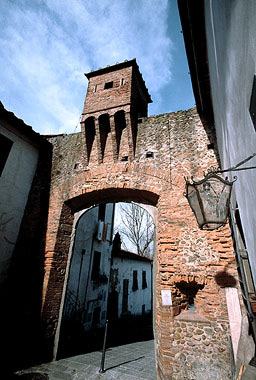 Porta Mariani, ingresso alla città