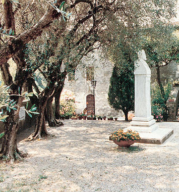 Pietrasanta, giardino della casa con stele di Carducci